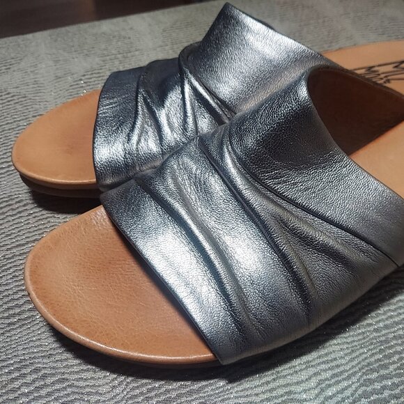 Miz Mooz Aria Ruched Leather Metallic Slide Women's 7 - Picture 3 of 7
